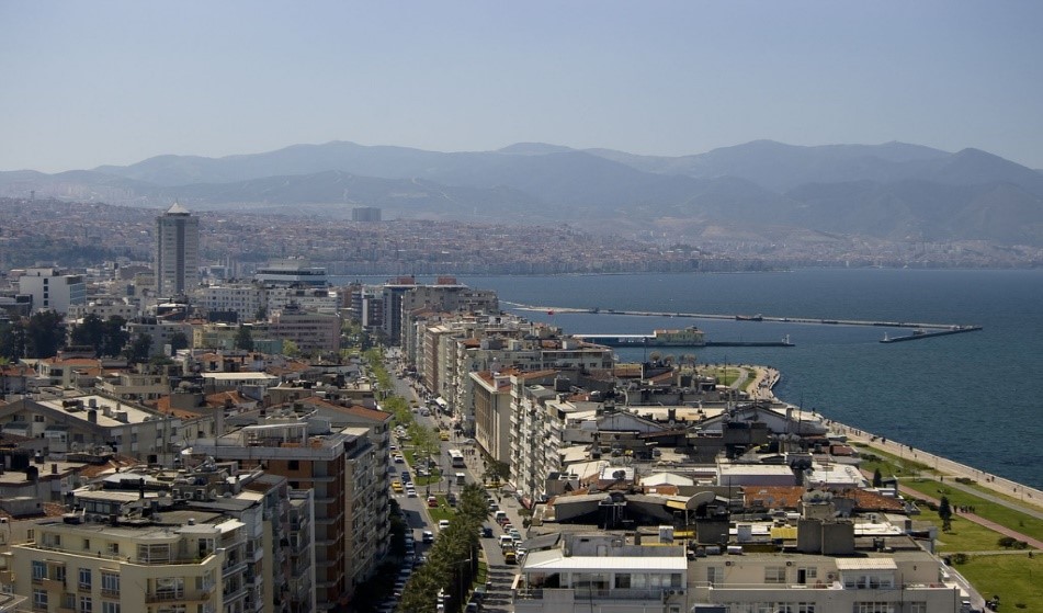 https://upload.wikimedia.org/wikipedia/commons/1/12/Izmir_Turkey.jpg